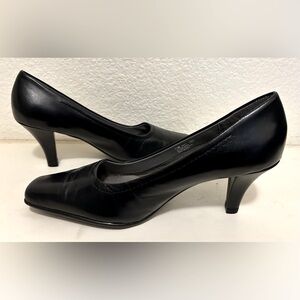 Aerosoles Black Pumps. Size 7 1/2 M. 2 inch Heel.